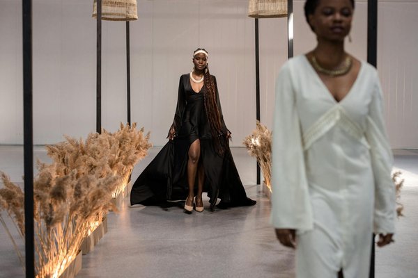 What are the benefits of following fashion influencers for style inspiration?